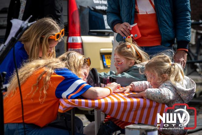 Volle terrassen, bruisende kleedjesmarkt en sportieve Wallenloop: Elburg leeft tijdens koningsdag! - &copy; NWVFoto.nl